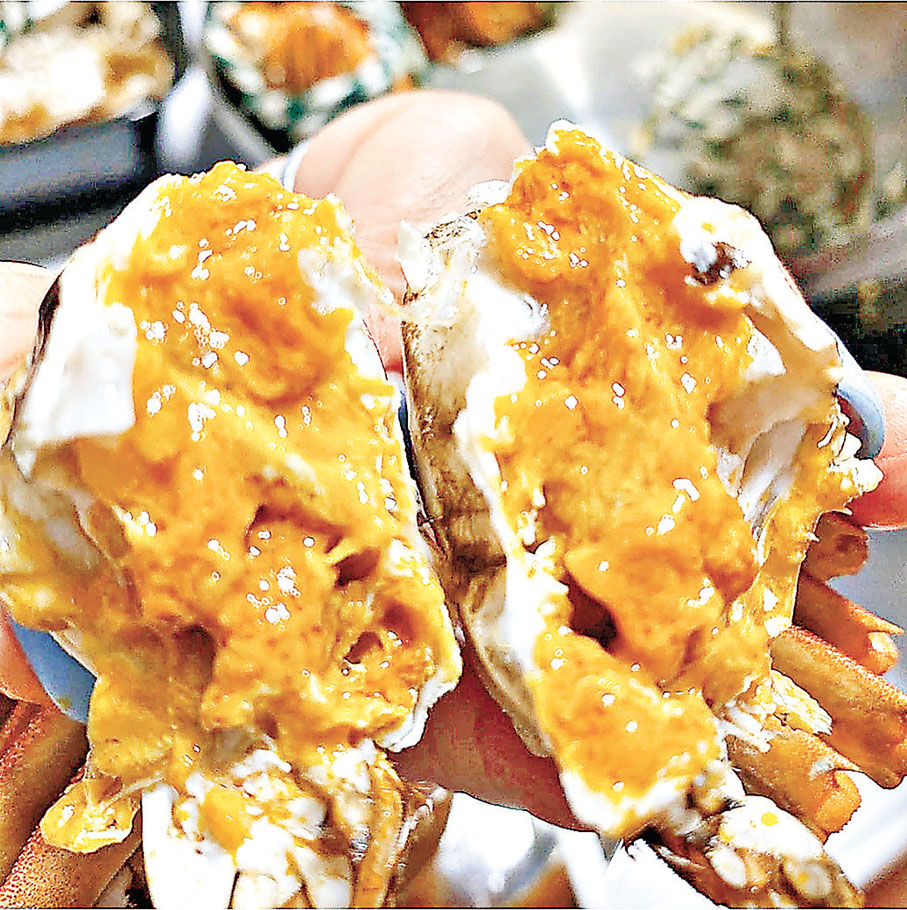 ■今年江蘇大閘蟹豐收，隻隻爆晒膏。