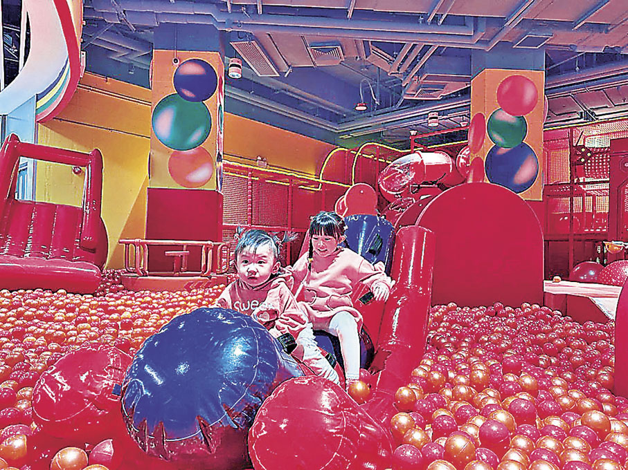 ■孩子們盡情享受遊樂設置。