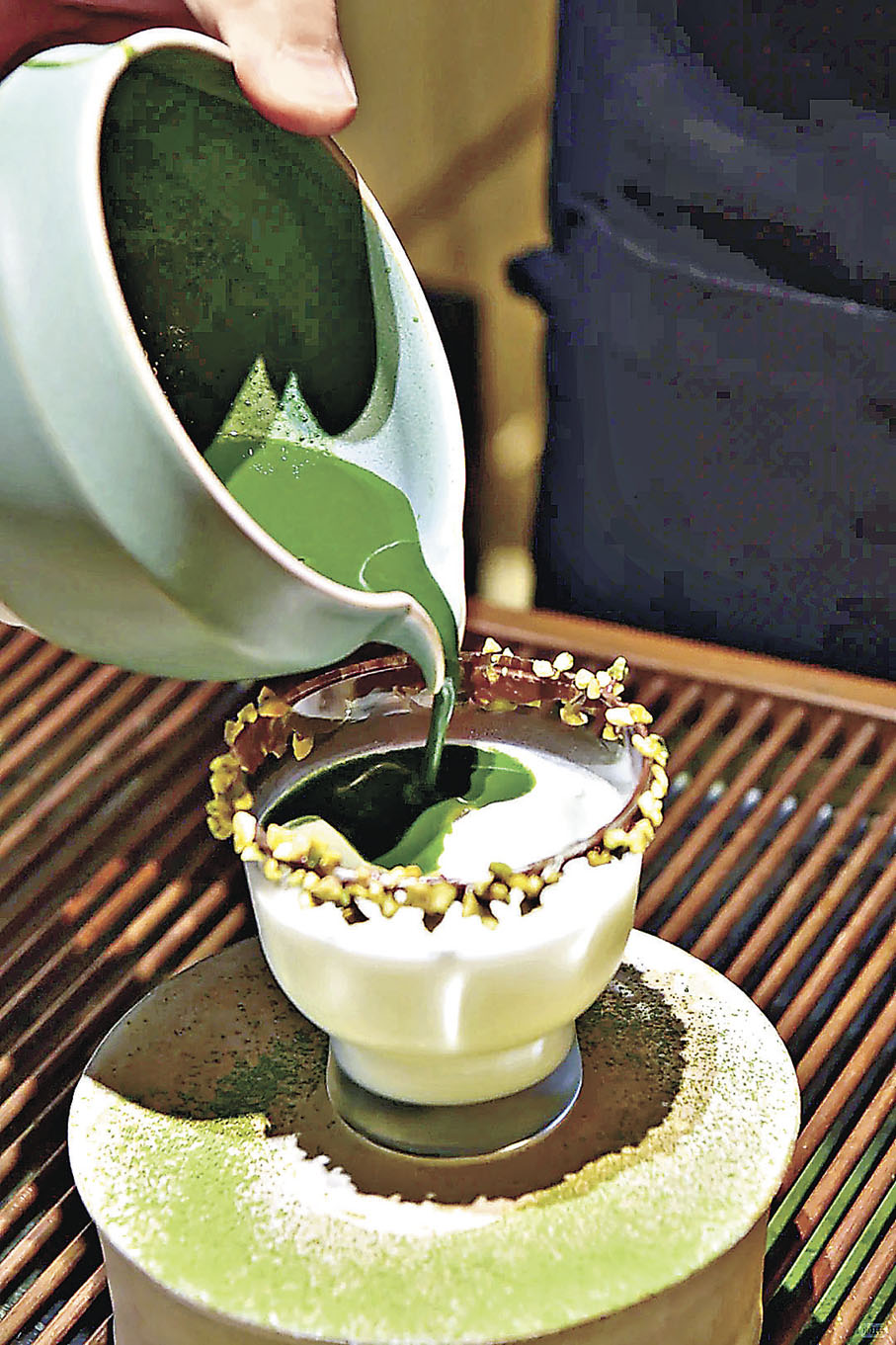 ■杯口的開心果碎令口感更豐富。