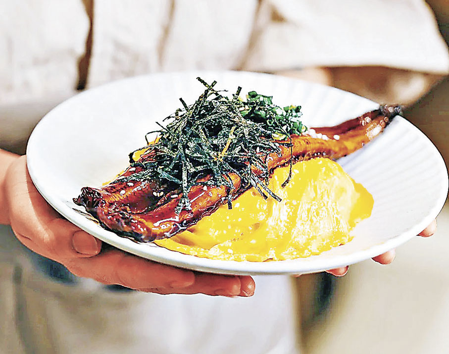 ■厚切鰻魚配蛋包飯，大滿足。