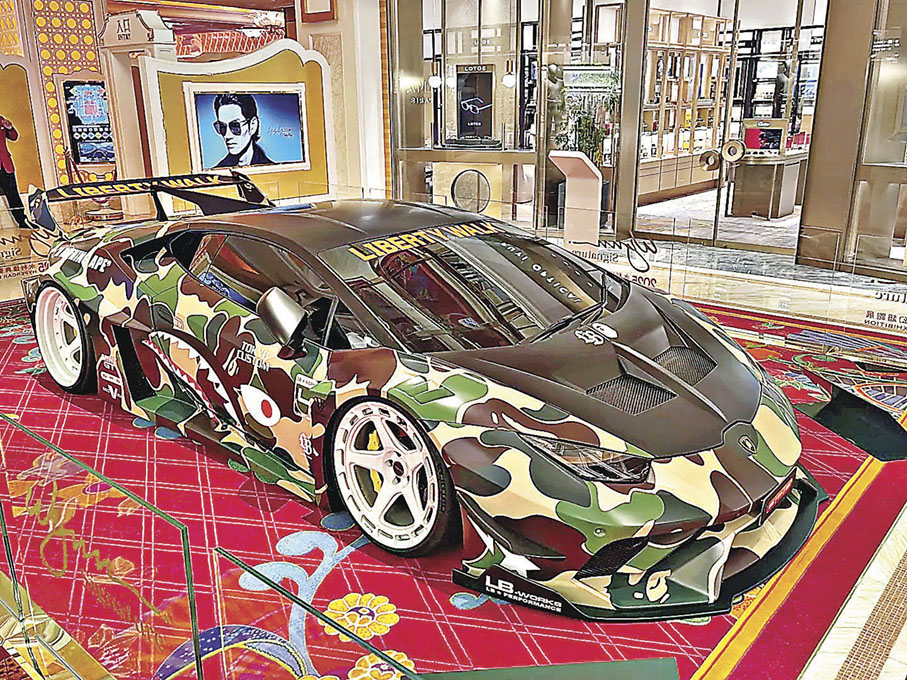 ■迷彩塗裝的豪華超跑。