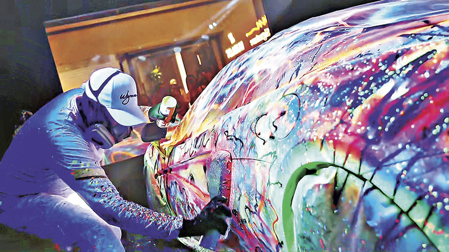 ■大師正打造巧克力戰車外觀。