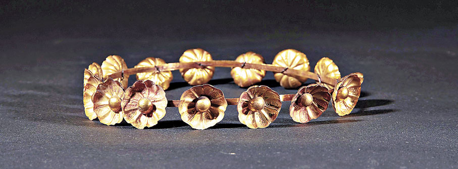 ■帶有謝提二世和塔沃瑟瑞特王后王名圈的花冠。