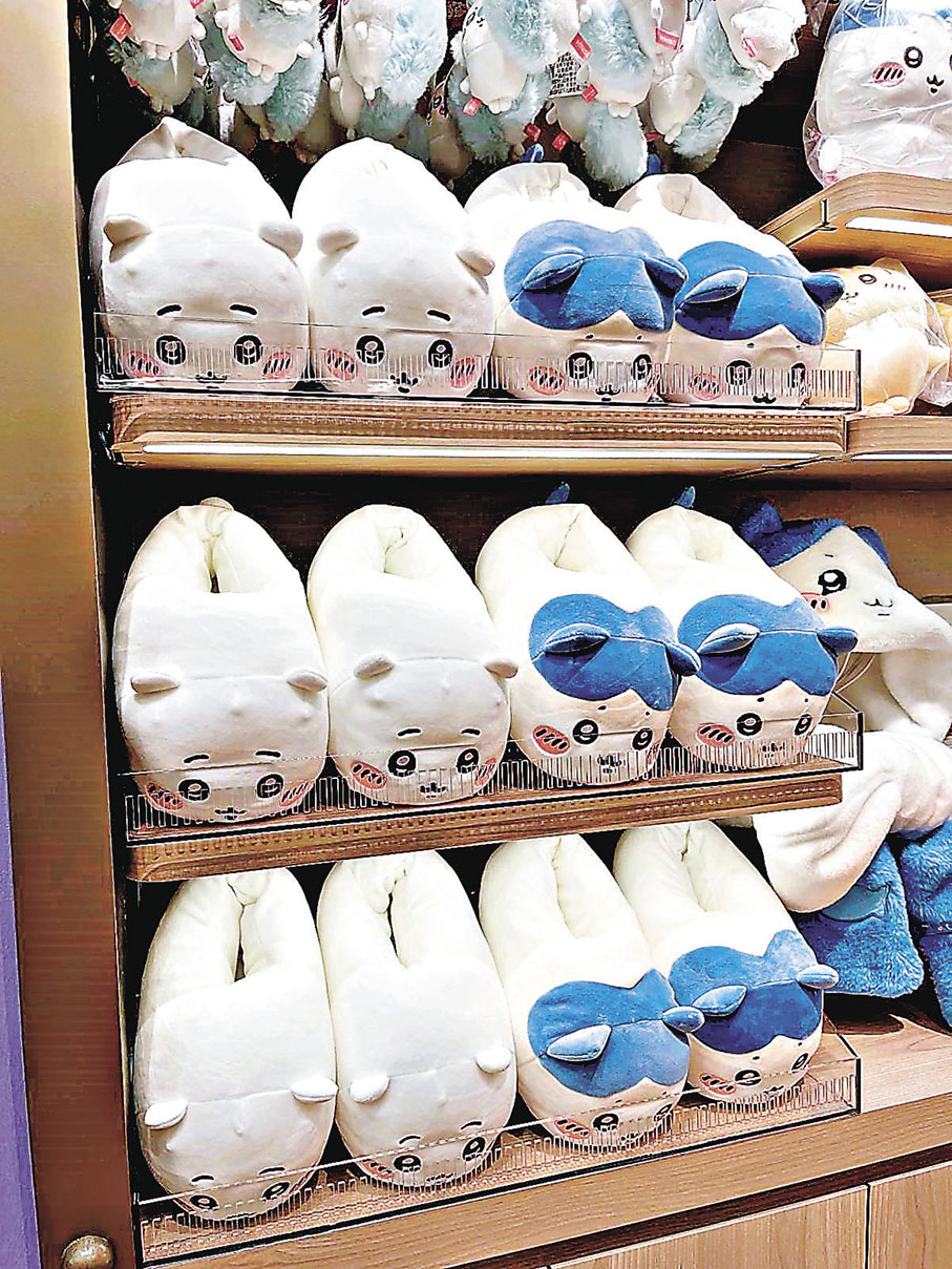 ■吉伊卡哇、小八的拖鞋冬日必備。