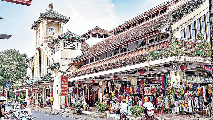 ■芹苴市的街道上都是上世紀的舊建築。