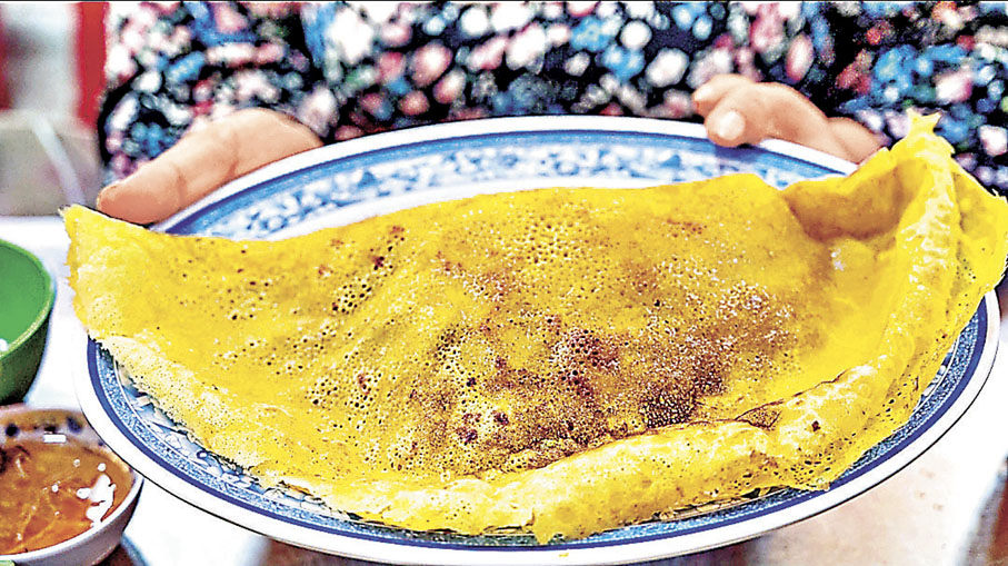 ■芹苴的越南煎餅又大又圓，外皮酥脆，內餡飽滿。