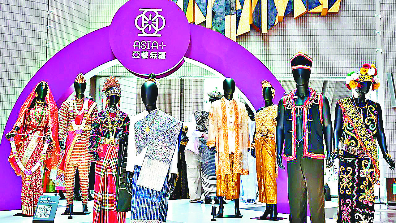 ■將展出來自多個國家和地區的傳統服飾及舞衣。