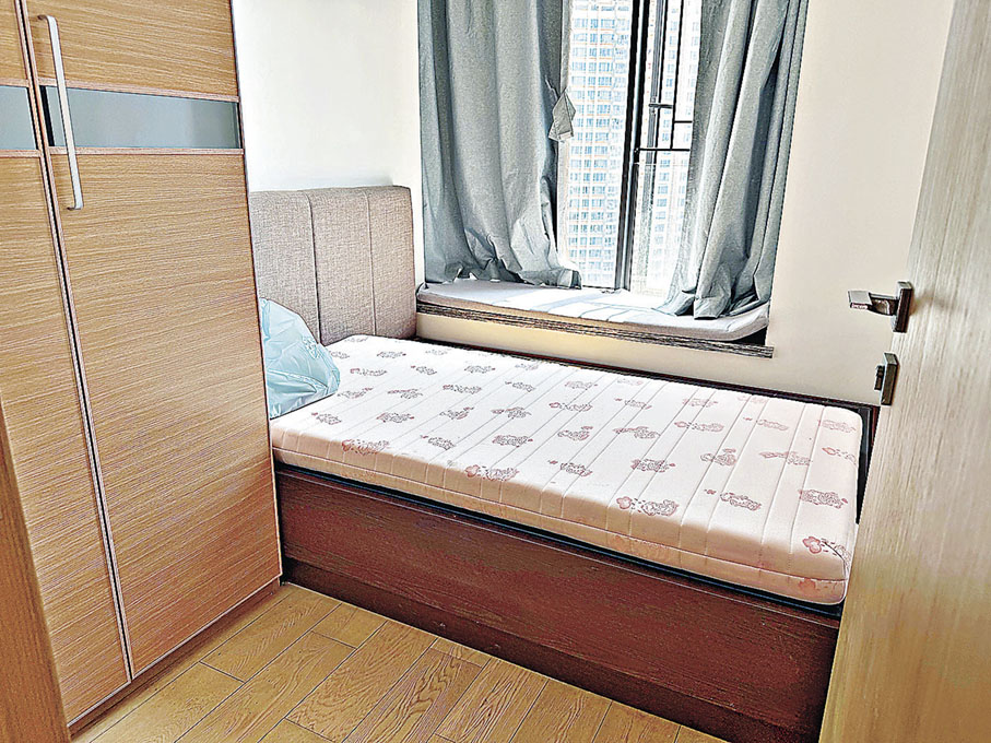 ■睡床橫放，依靠窗台。