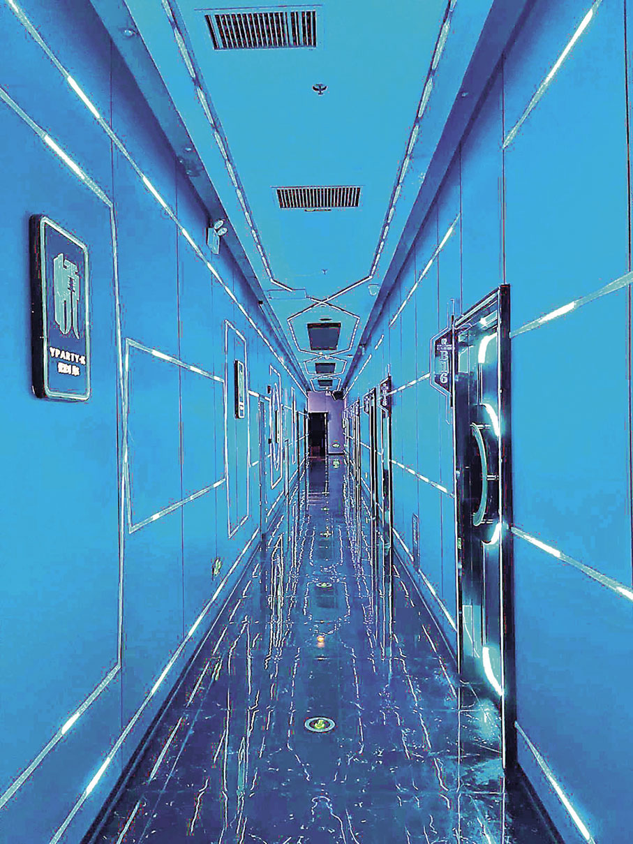 ■悅派對的通道裝潢充滿Cyber元素。