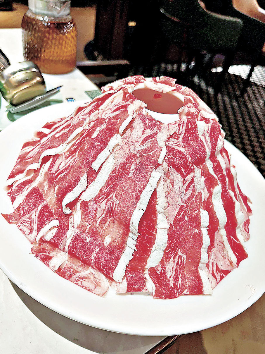 ■精品肥牛擺盤如同火山。