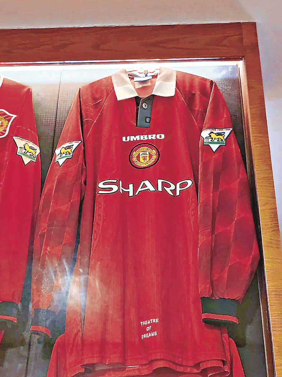 ■曼聯於96-98兩個球季的主場球衣，經歷簡東拿與碧咸的「7號傳承」。