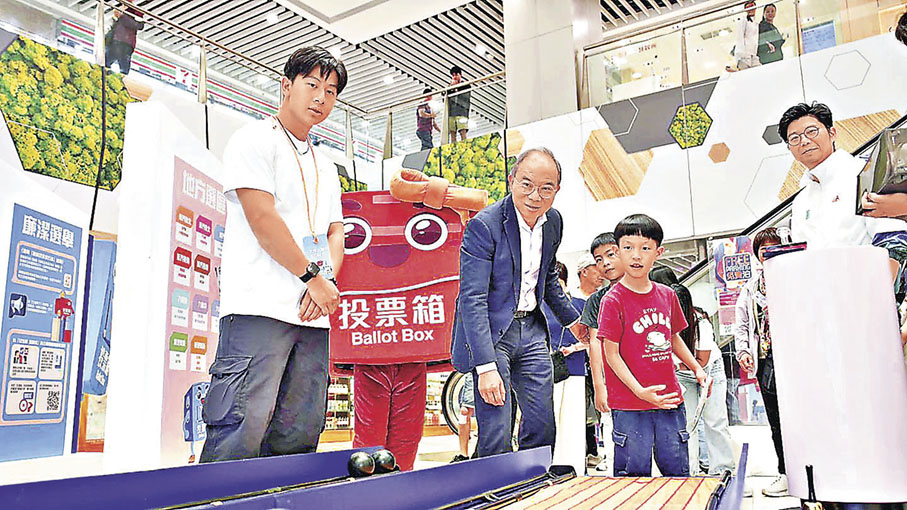 ■政制及內地事務局局長曾國衞在選舉宣傳活動中，與市民互動。