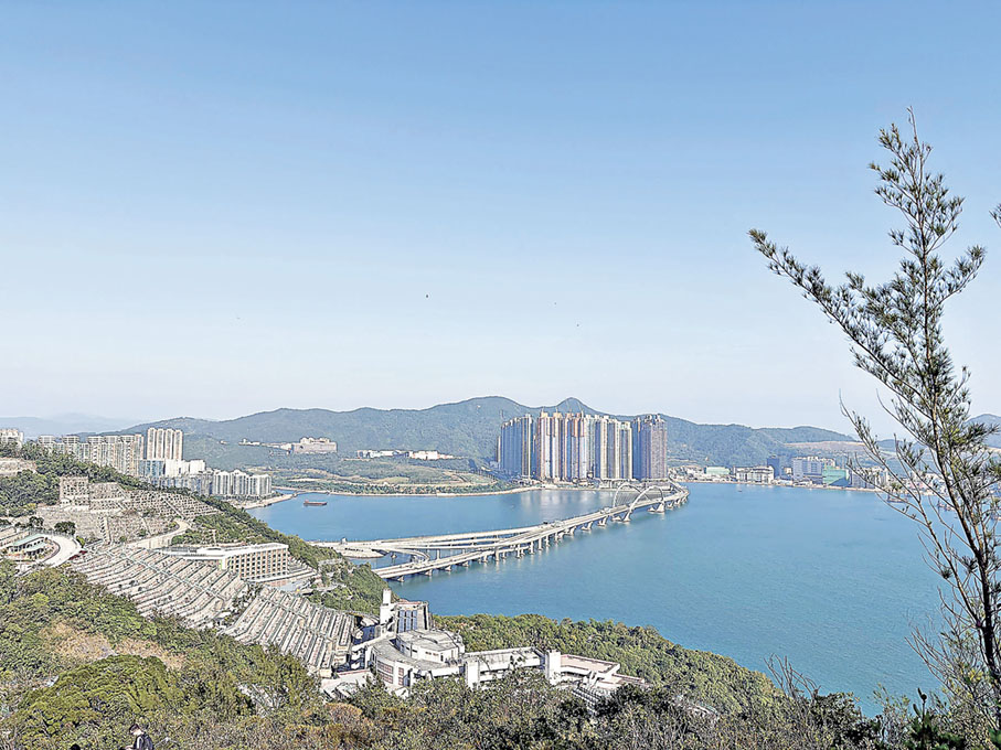 ■遠眺將軍澳跨灣大橋。