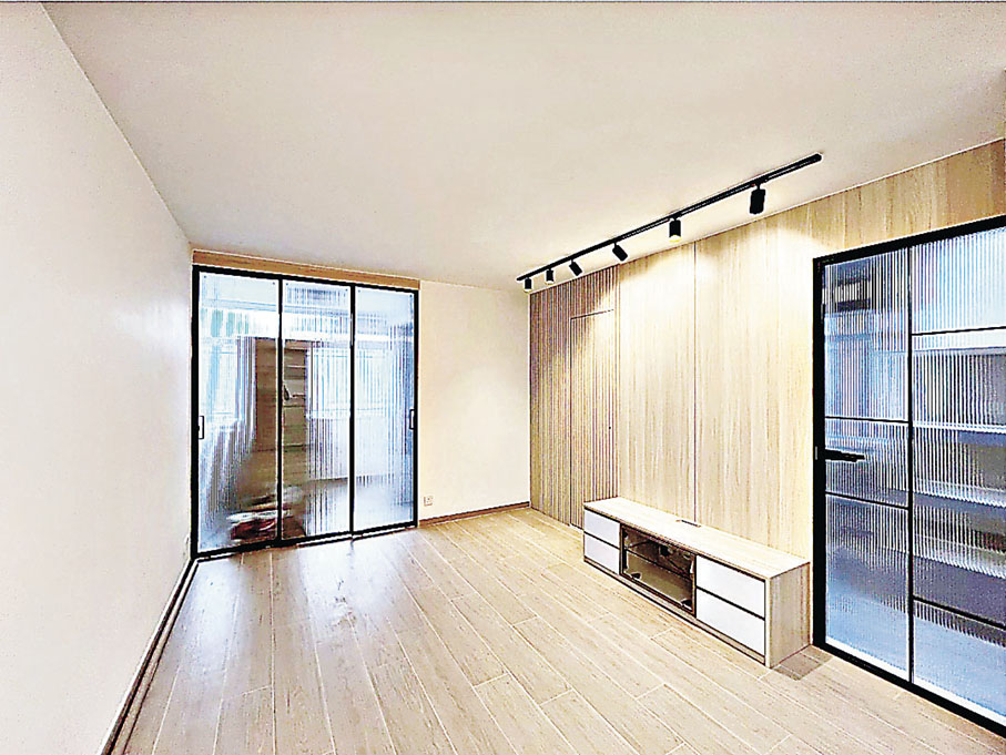 ■客廳巧用玻璃趟門增強空間感覺。