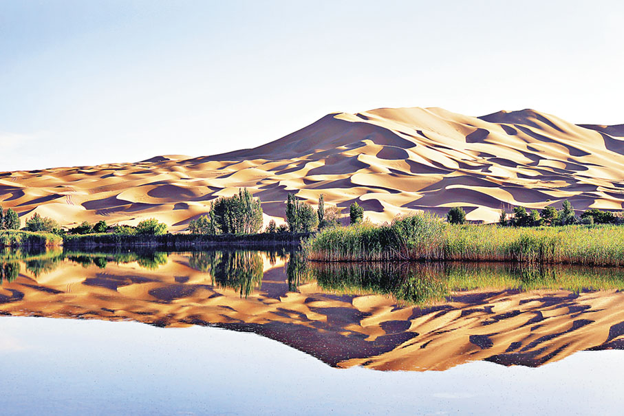 ■巴丹吉林沙漠湖泊。