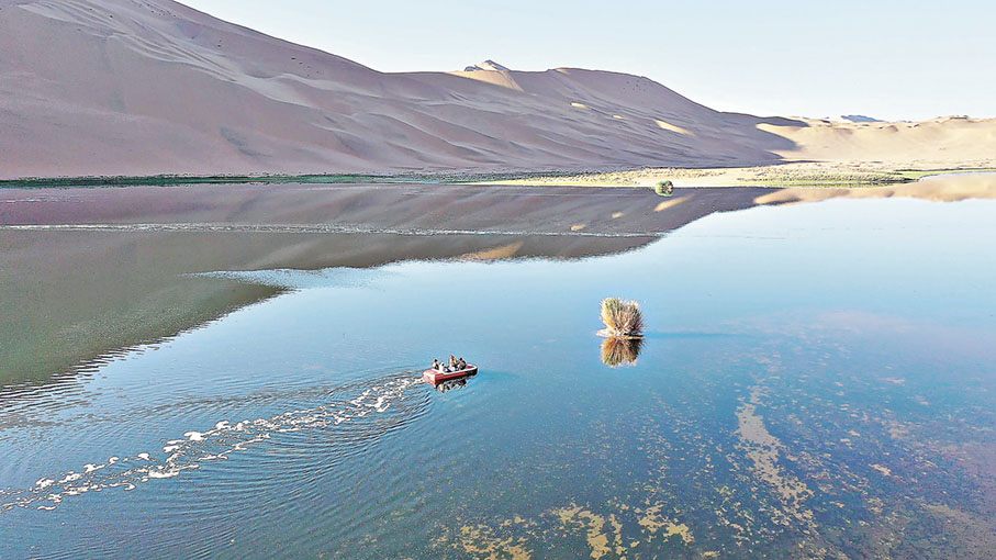 ■巴丹吉林沙漠「五絕」之神泉—音德日圖湖。