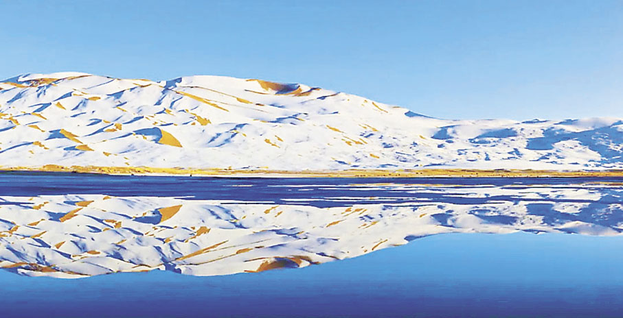 ■冬季的巴丹吉林沙漠雪景。