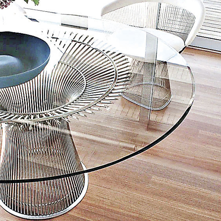 ■圓形餐桌枱面可用透明玻璃或青銅色玻璃。