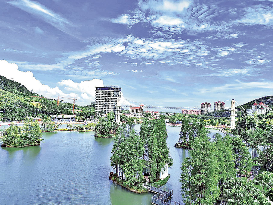 ■古兜月泉湖居溫泉度假酒店望山而建，如同溫泉小鎮。