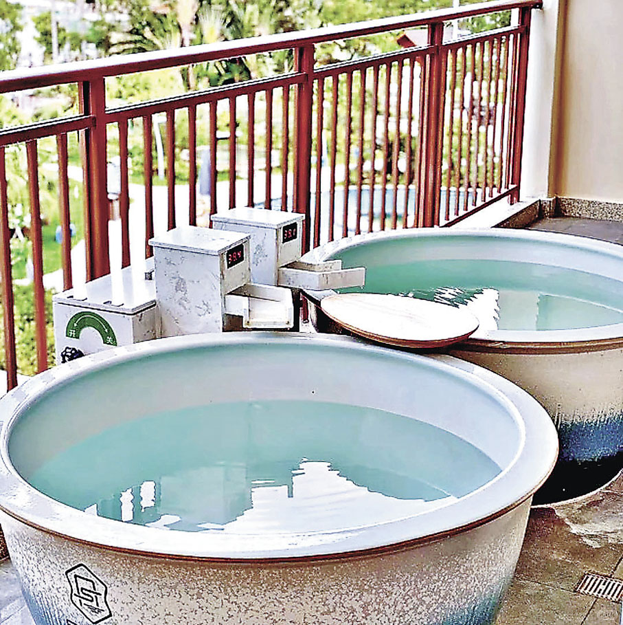 ■月泉湖居客房內的圓形雙泡池，晚膳後浸泡最爽。