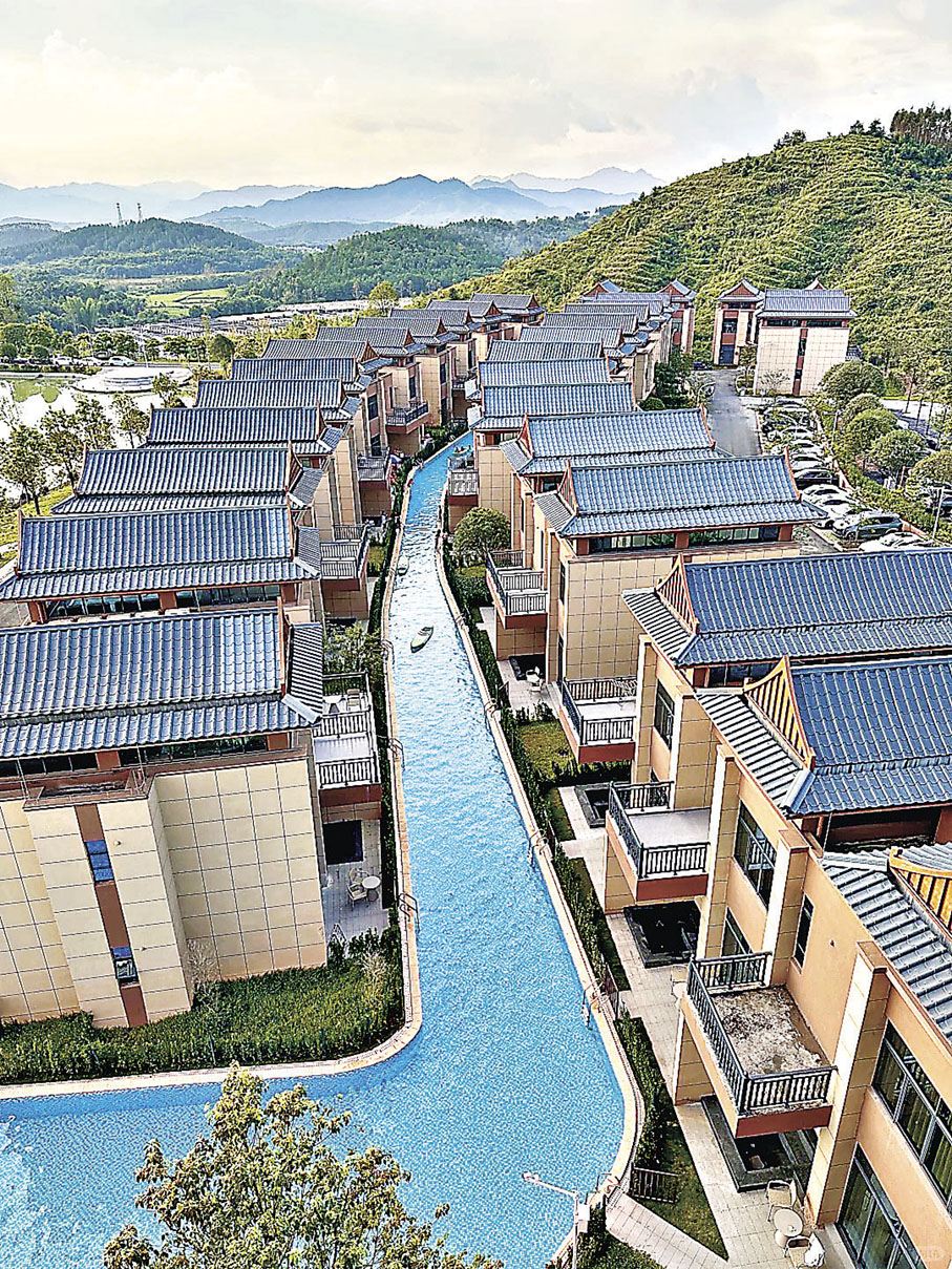 ■翁山源溫泉城有一條600米網紅泳道。 小紅書@_Ivy_