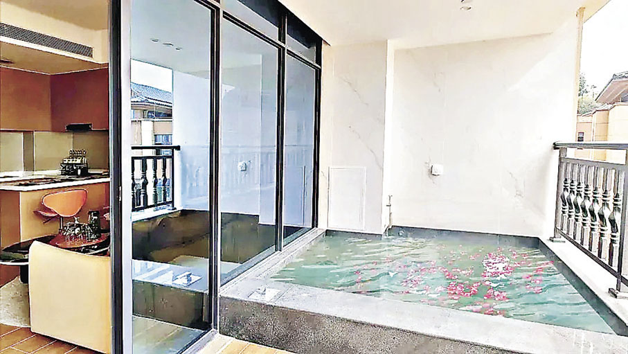 ■翁山源溫泉城客房內的私家溫泉私隱度十足。