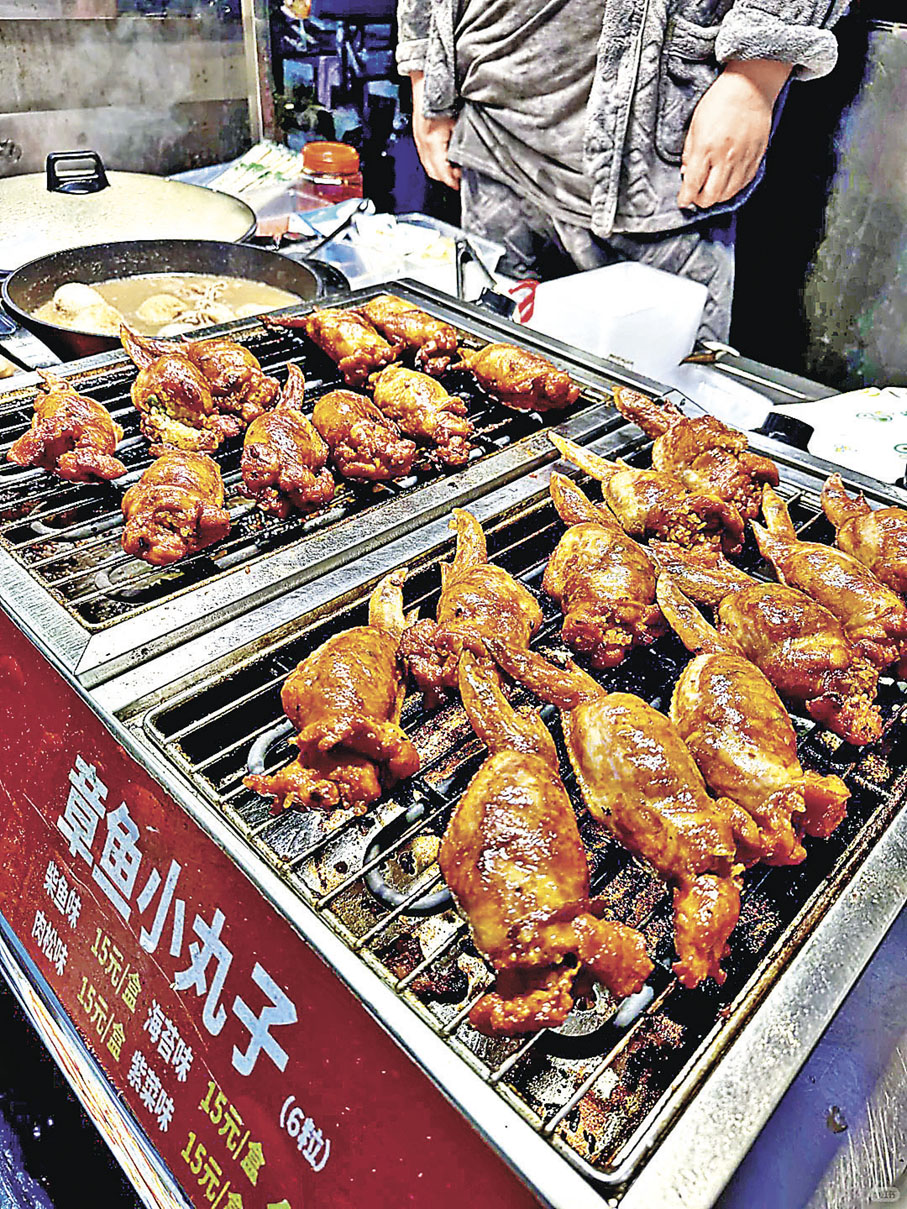 ■水圍夜巿的雞翼包飯皮脆肉嫩。 小紅書@狐蝶帶你吃