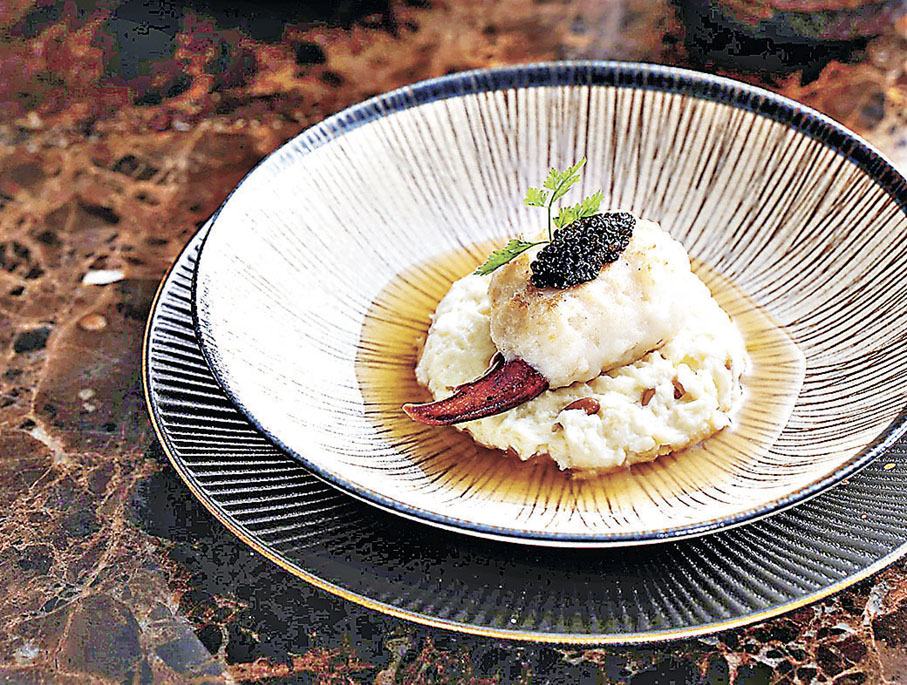 ■魚子醬香煎花姿龍蝦鉗伴蟹肉炒鮮奶