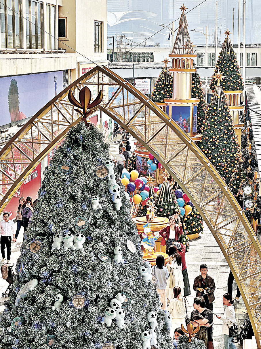 ■以絕佳機位打卡海港城聖誕裝置。