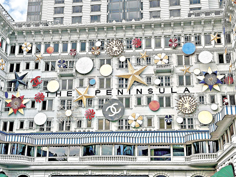 ■半島酒店外牆的聖誕裝飾。
