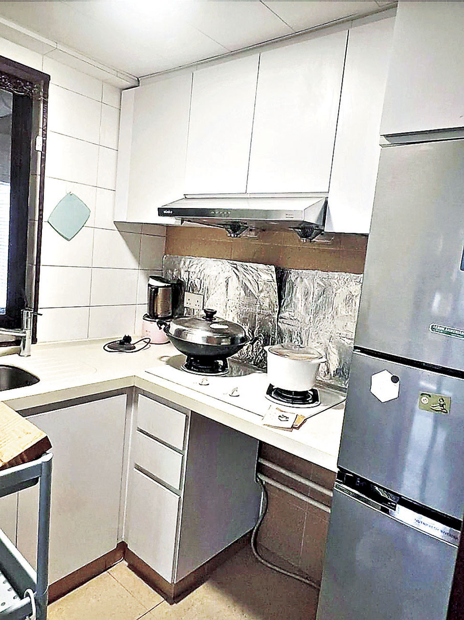 ■廚房可放置三門大雪櫃。