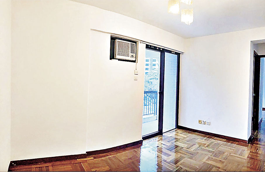 ■客廳玻璃趟門連接小露台。