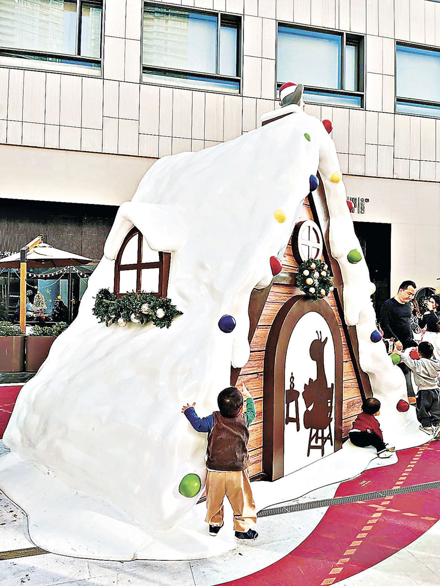 ■小鎮西廣場的雪地小木屋成為小朋友樂園。