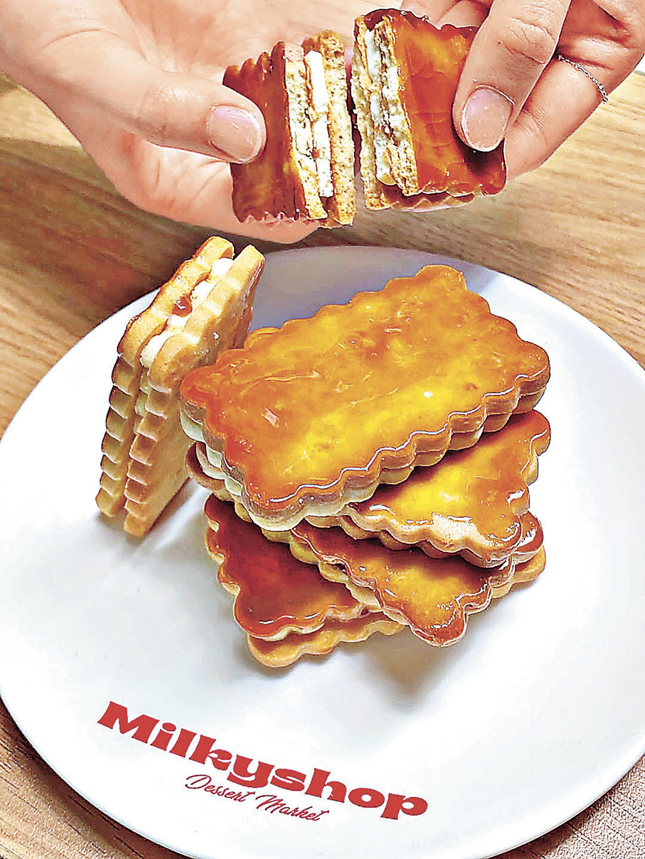 ■餅乾上有焦脆糖衣。