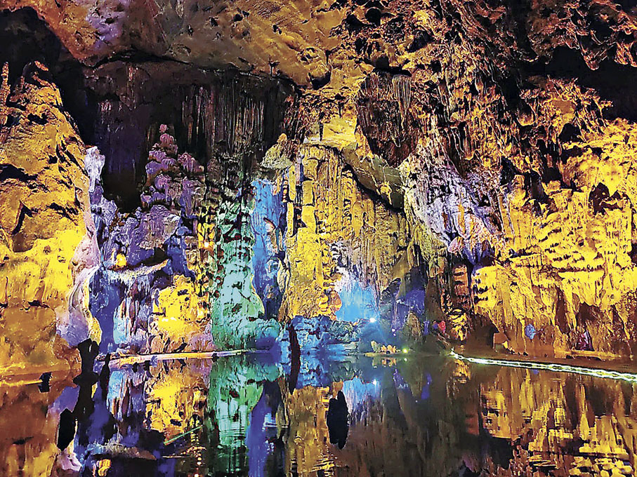 ■峰林曉鎮的溶洞奇特，充滿神秘感。