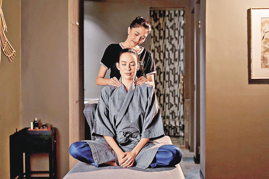 ■60分鐘鹽療足部按摩及頭肩頸按摩。