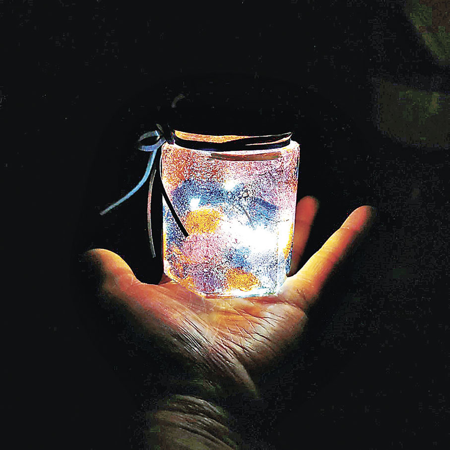 ■製作療癒色彩小夜燈。