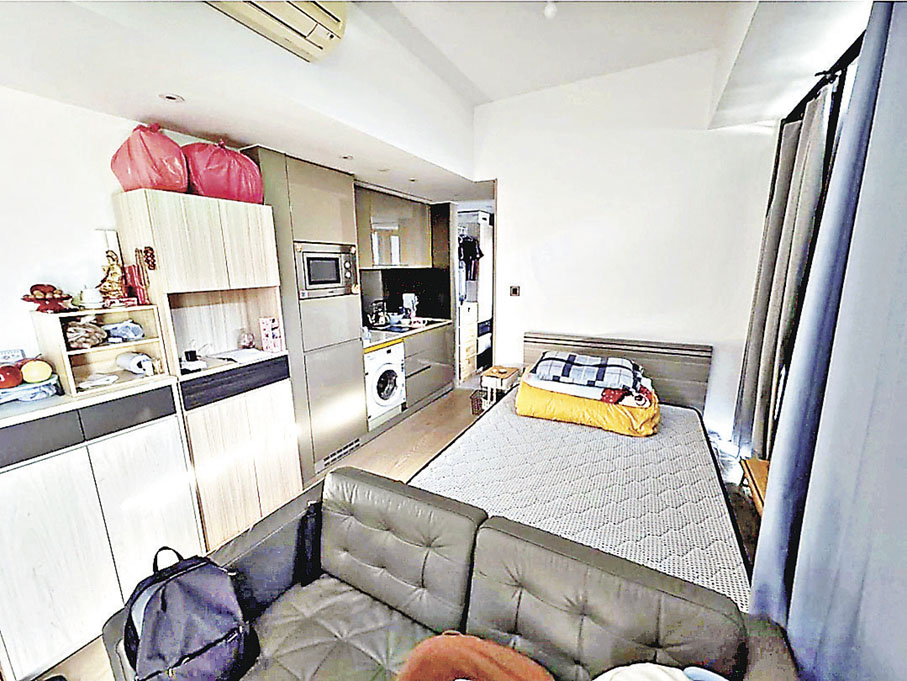 ■長方形大廳放置了大床及梳化。