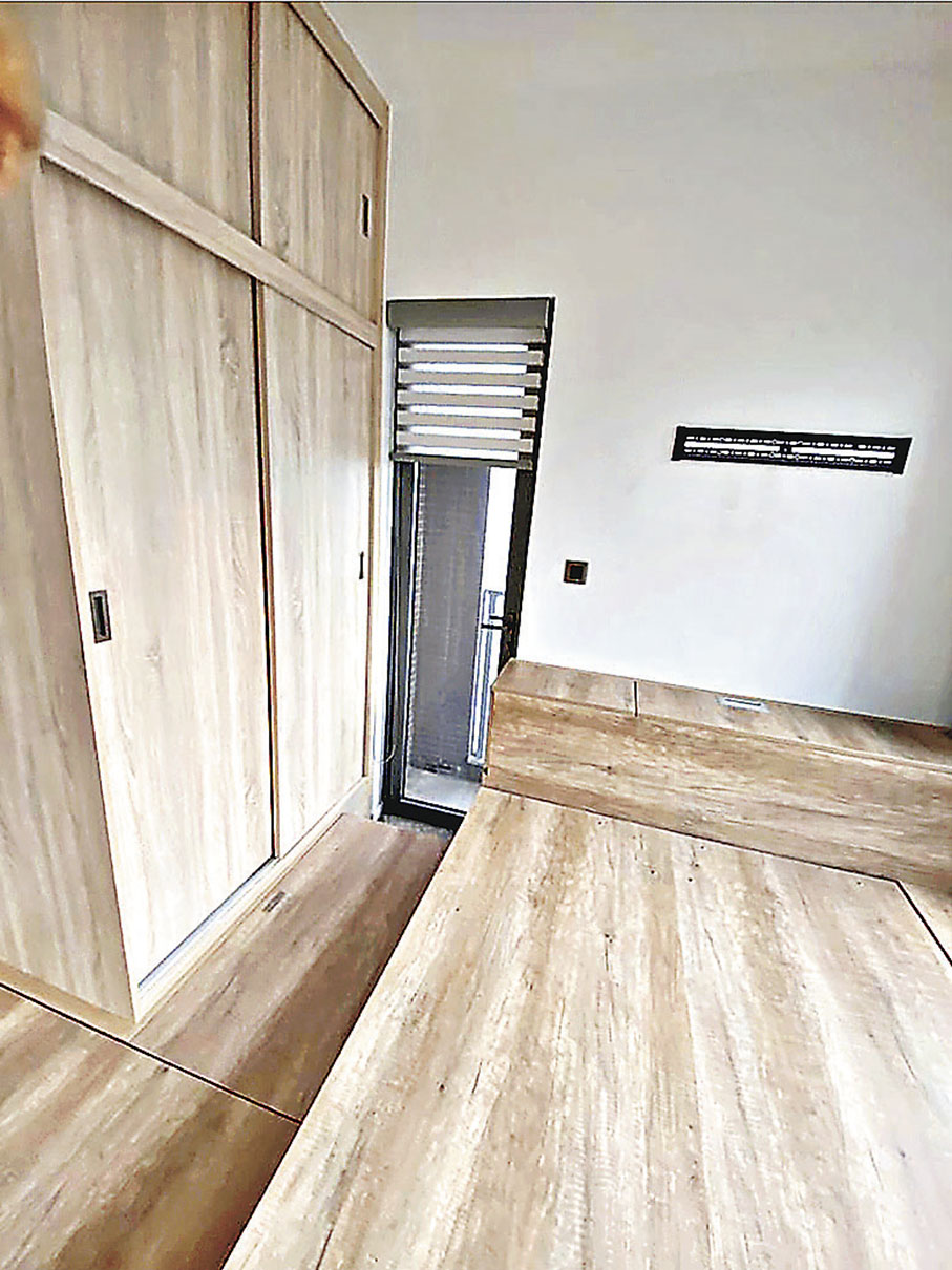 ■木紋衣櫃及地台床收納空間充足。