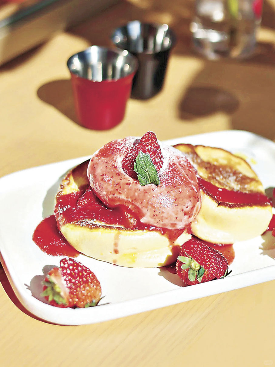 ■草莓森林舒芙蕾甜而不膩，秒速吃光。