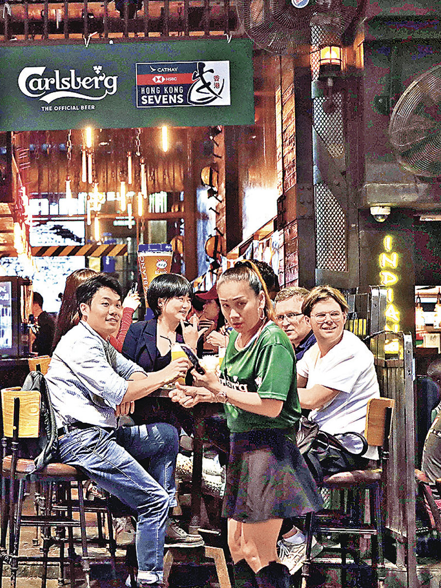 ■聖誕節中環蘭桂坊酒吧客似雲來。資料圖片