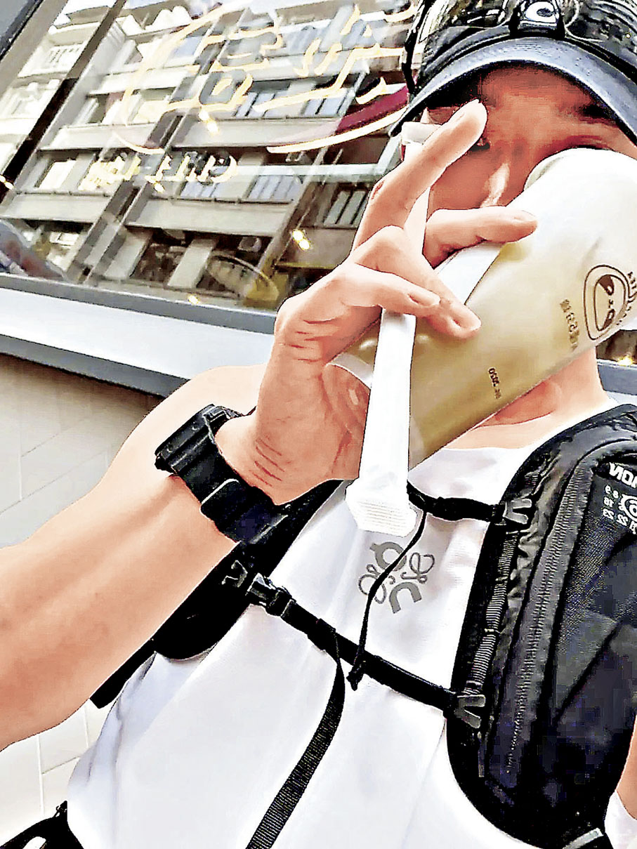 ■泰容在港嘆手搖飲品。