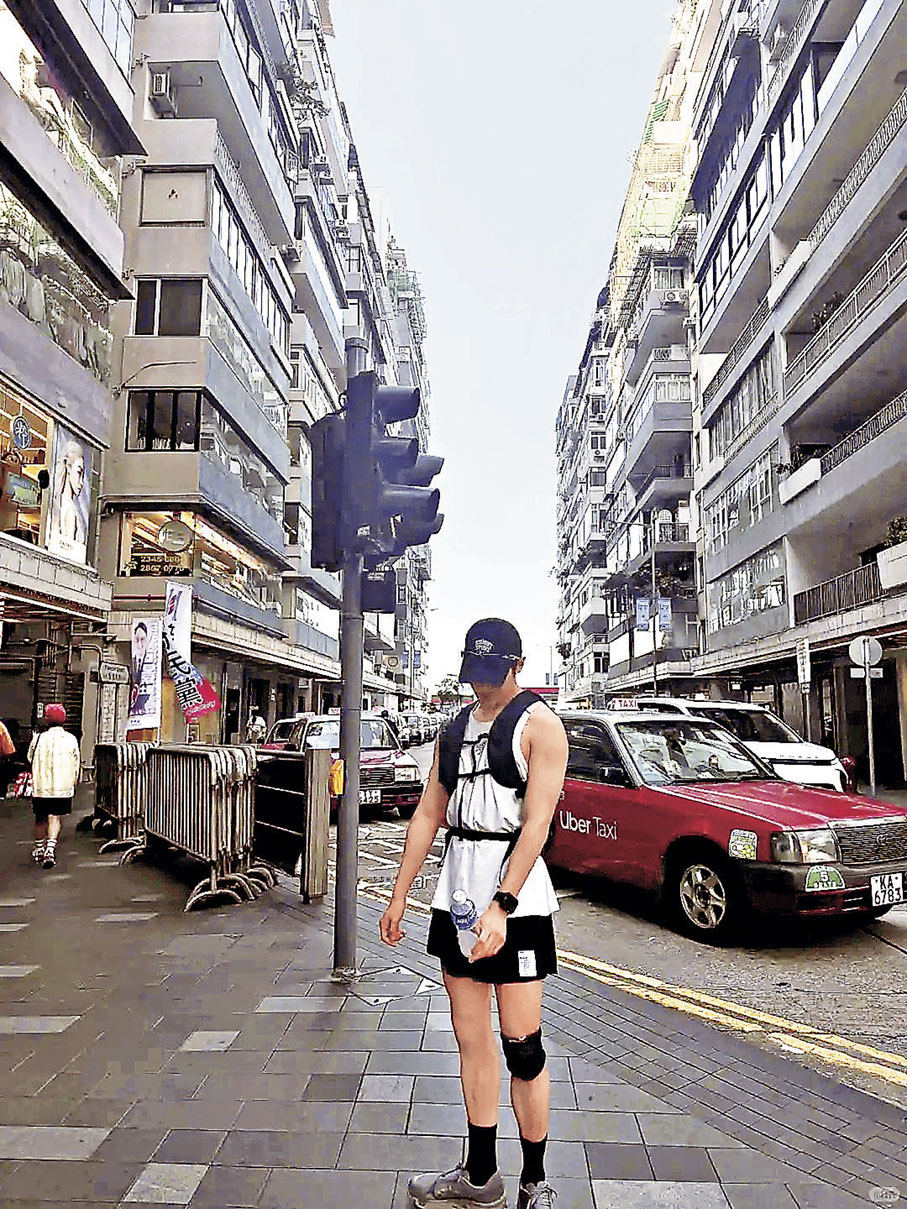 ■泰容以一身跑步Look現身銅鑼灣街頭。