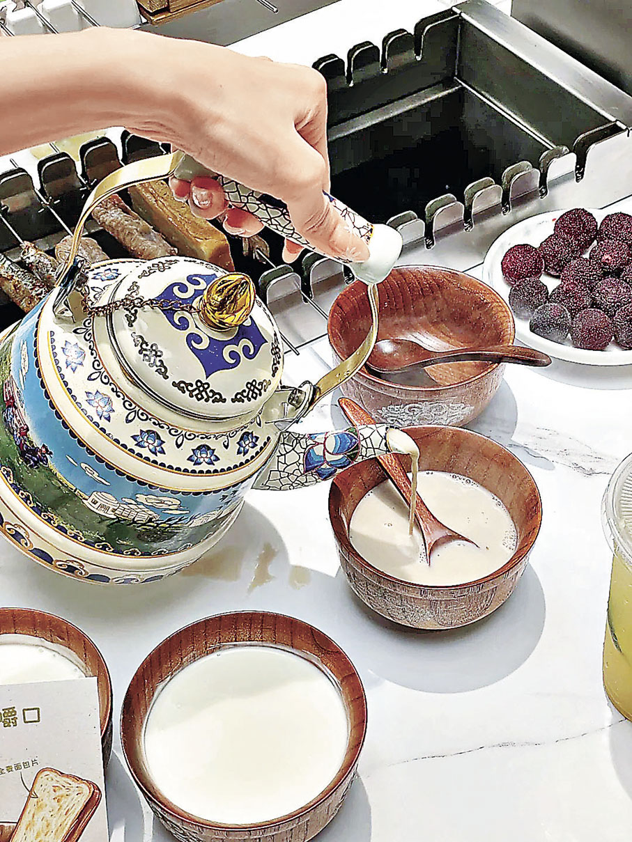 ■草原奶嚼口奶香濃郁，配多士及拌炒米夠地道。小紅書@雪疆