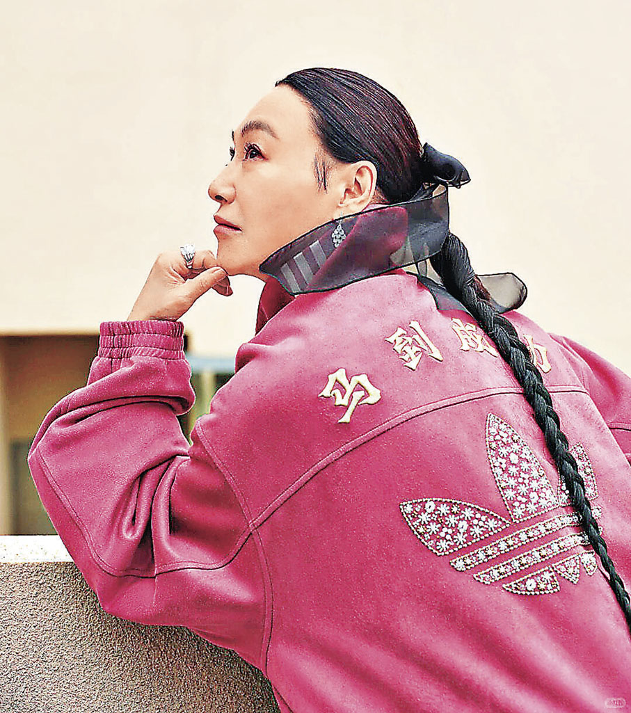 ■惠英紅身穿玫紅色的馬年特別版外套。