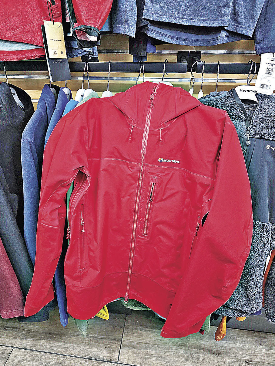 ■防風防水的薄風衣，是登山人士必備衣物。