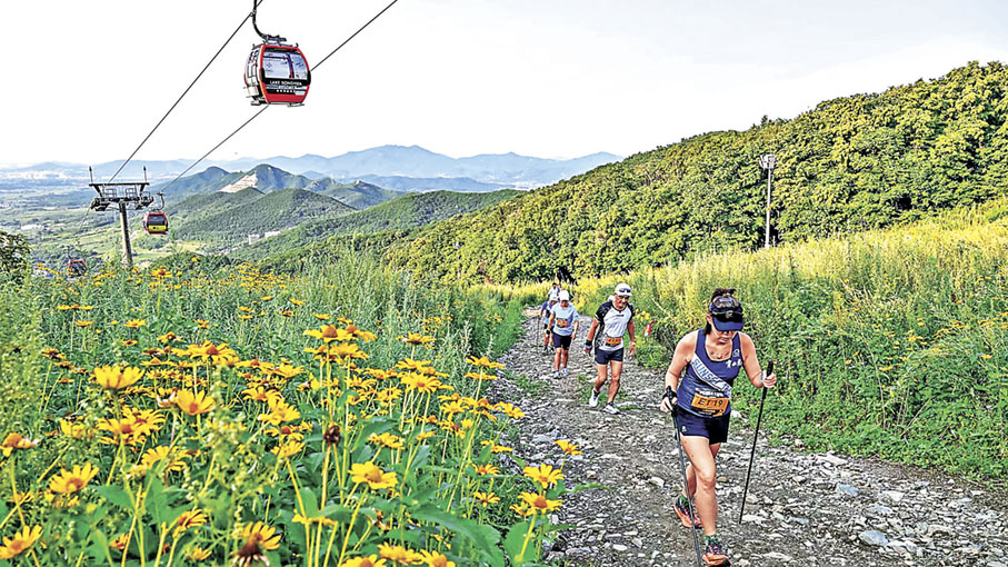 ■登山人士穿着合適衣物，旅程就能更安全舒適。資料圖片