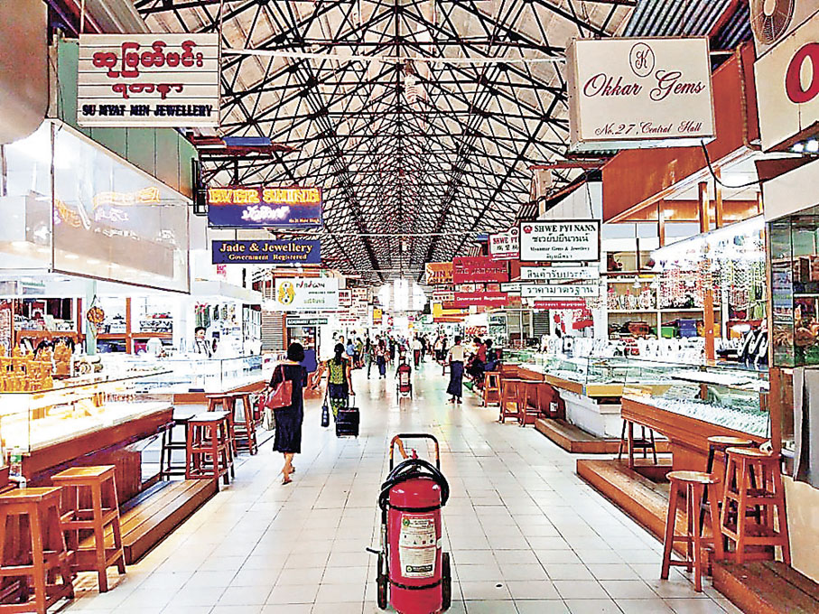 ■昂山市場內有不少古董及寶石玉器商店。