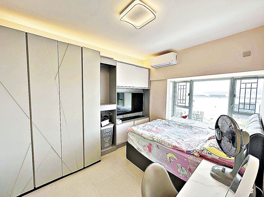 ■主人房空間寬敞，放得落大衣櫃，電視櫃及辦公桌等。