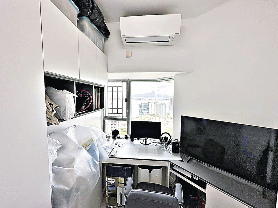 ■小書房也有大型收納櫃。